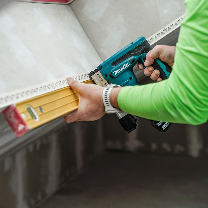 Lors de la mise en place du profilé, on utilise un niveau à bulle de longueur adaptée.