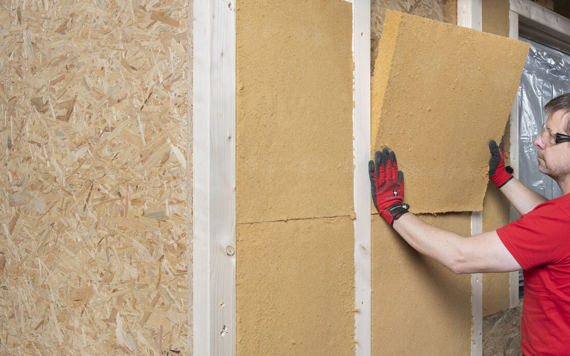 Die Holzfaserd&auml;mmplatte Thermoflex wird zwischen die Holzsparren eingesetzt und ist in der Fassadend&auml;mmung und Innend&auml;mmung einsetzbar.