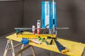 Matériaux de construction et outils sur un établi, idéal pour les projets de bricolage avec les produits Baumit.