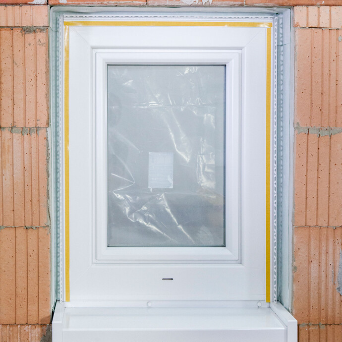 Fertig verklebte Anputzleiste am Fenster für den anschließenden Putz.