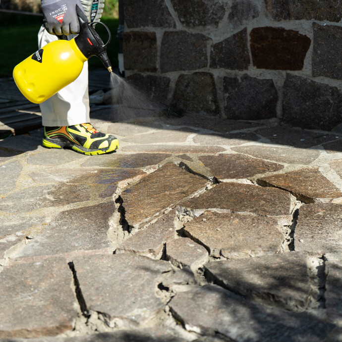 Natursteinplatten vor dem Einbringen des Pflasterfugenmörtels mit Pumpsprüher anfeuchten.