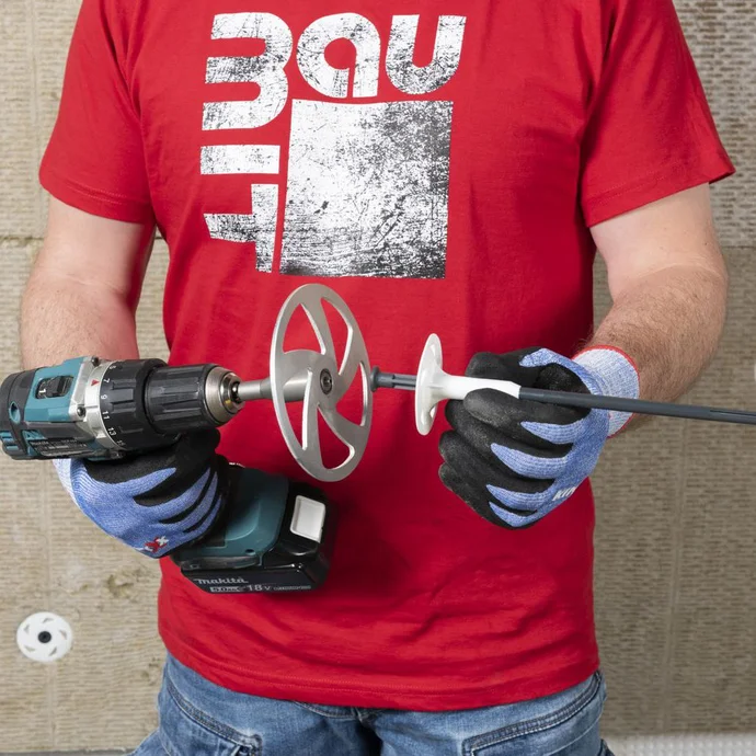 Bricolers équipés d’une perceuse et d’un mélangeur pour un projet Baumit.