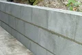 Mit dem Mörtel aus Zement wurde das hoch beanspruchte Mauerwerk im Garten erstellt.