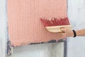 Der Baumit Kreativputz wird mit einem einreihigen Strukturbesen strukturiert.