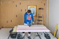 Auf den Anschlusskeil wird Klebemörtel aufgetragen.