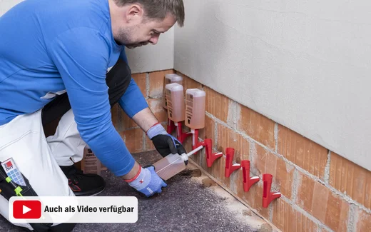Handwerker injiziert Mauerwerkssperre gegen Feuchtigkeit zur Vermeidung von Schimmelbildung in Kellerwänden.