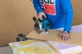 Der Anschlusskeil wird mit einer Säge zugeschnitten.
