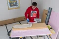 Auf die Holzfaser-Dämmplatte Thermoroom wird Klebemörtel aufgetragen.
