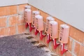 Die inject Mauerwerkssperre ist nun fertig am feuchten Mauerwerk befestigt.