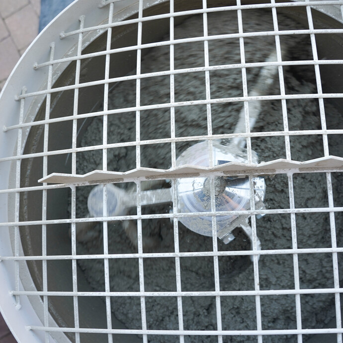 Die drei Mischarme des Chargenmischers mischen den Trockenbeton in kürzester Zeit homogen und klümpchenfrei an. Der Behälter des Zangsmischers PFT MULTIMIX 140 plus fasst maximal 150 Liter.