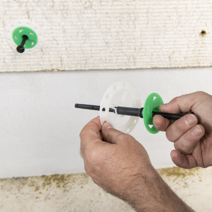 Insérer la rondelle de la cheville sur la cheville à frapper