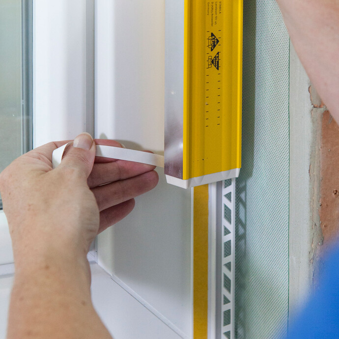 Der Schutzstreifen des Klebebands an der Anputzleiste wird vollständig entfernt.