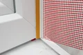 Detailansicht einer Fensterkante mit gewebearmiertem Putzsystem für optimale Isolierung und Schutz bei Renovierungsarbeiten.