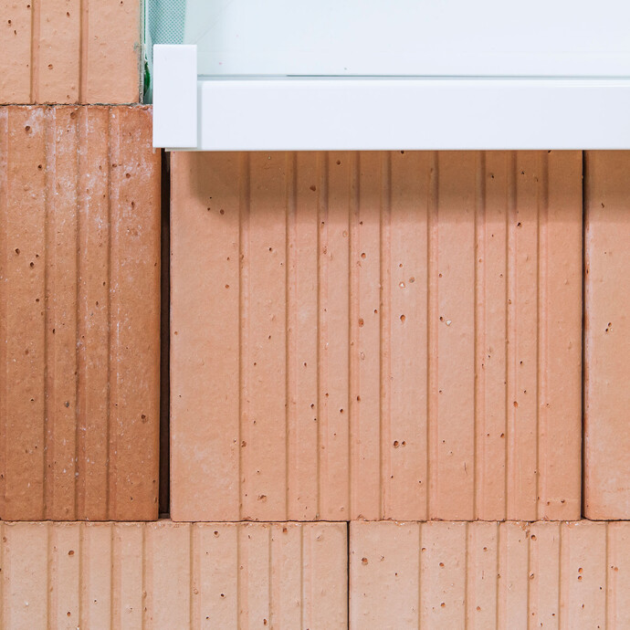 Löcher, Ausbrüche und Spalten im Mauerwerk, die größer sind als 5 mm. Ein Ausschnitt einer eingebauten Fensterbank ist erkennbar.