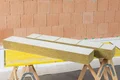 Panneaux isolants en laine minérale destinés à l’isolation des murs et des façades, préparés sur chantier pour une pose par l’utilisateur.