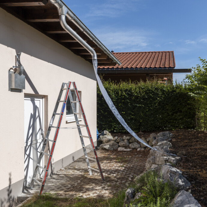 Wasser aus der Dachrinne während der Bauphase der Fassadensanierung sicher ableiten mit einem Fallrohrprovisorium