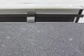 Achte darauf, dass das Fugendichtband unter der Fensterbank oberflächenbündig abschließt.