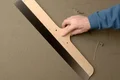 Der Baumit Haftputz wird an der Wand mit einer Glättkelle geglättet.