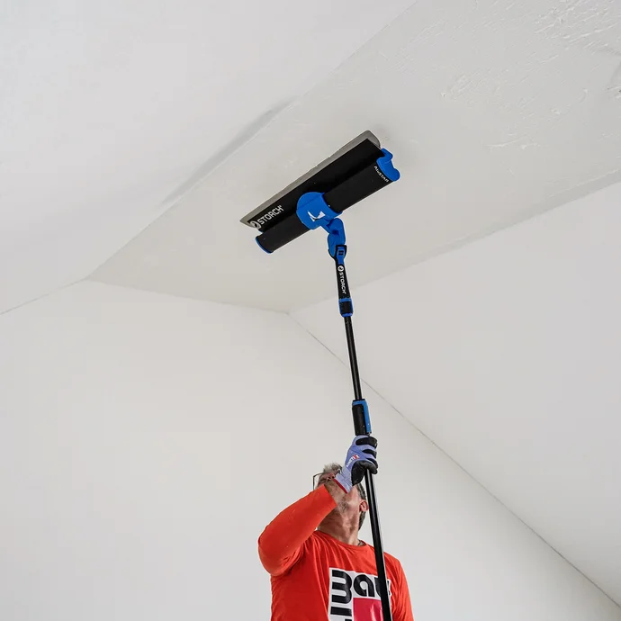 Le plafond est liss&eacute; &agrave; l'aide d'un manche t&eacute;lescopique sur le Flexogrip.