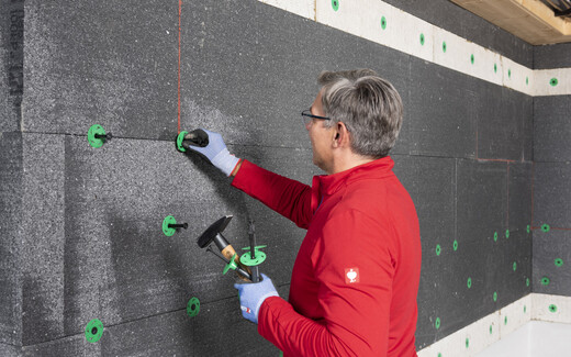 Heimwerker setzt die Thermotop Schlagdübel H2 plus zur Befestigung der EPS-Dämmplatten. Diese Anleitung ist auch als Video verfügbar.