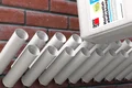 Appliquer une barrière horizontale avec un produit Baumit contre l’humidité ascendante sur un mur en briques. Étanchéification efficace des murs.