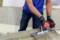Mit einer Traufel wird der Klebespachtel auf die Mineralwolle-Dämmplatte Laibung aufgetragen.