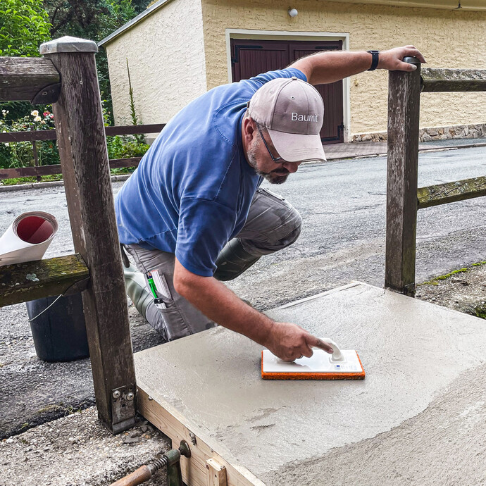 Betonoberfläche wird mit Reibebrett aufgeraut, geglättet und gefilzt.