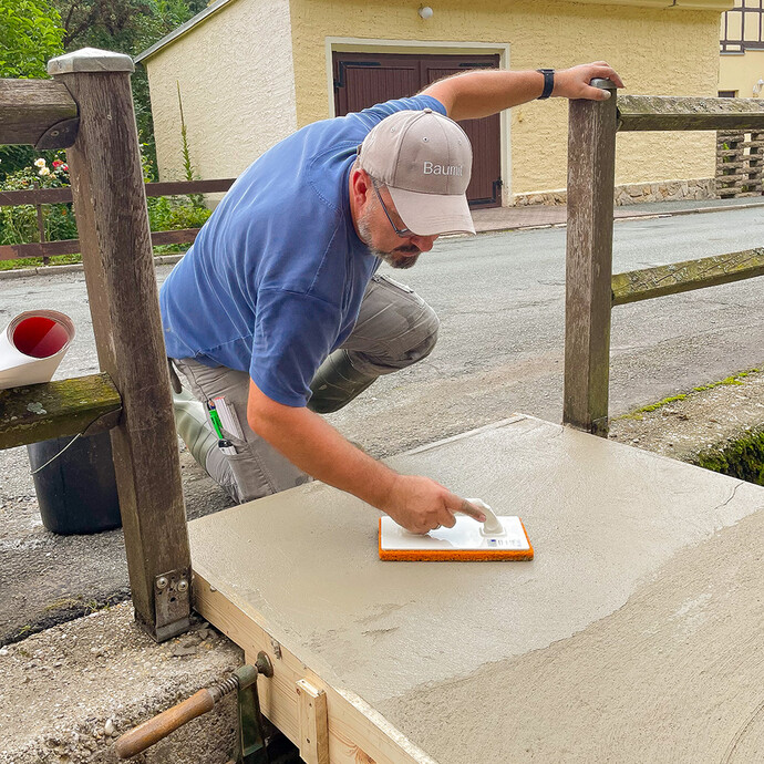 Betonoberfläche wird mit Reibebrett aufgeraut, geglättet und gefilzt.