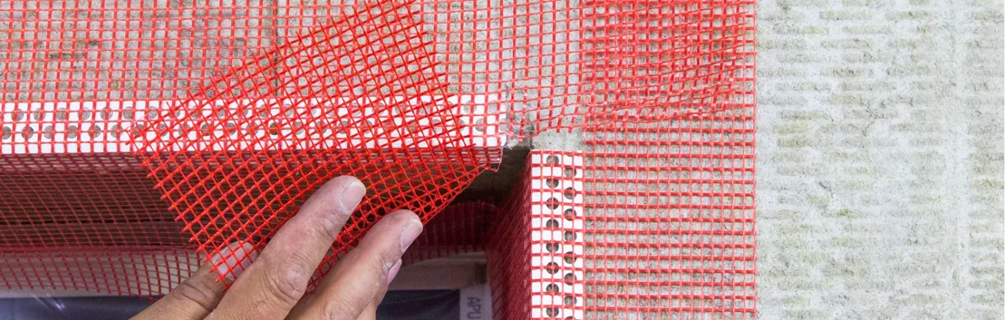Beispiel f&uuml;r Eckschutz mit rotem Putzgewebe bei Fassadend&auml;mmung im Eigenbau.