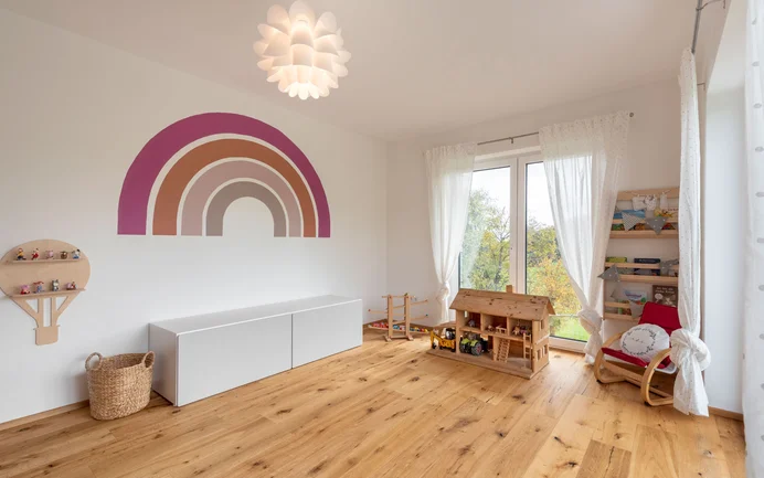 Modernes Kinderzimmer Spielzeug, Holzboden und dem brillantweissen Edelputz InStyle Edelweiss mit gefilzter Putzstruktur für ein angenehmes Raumklima.