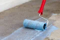 Der Betonboden wird mit der Haftgrundierung grundiert.