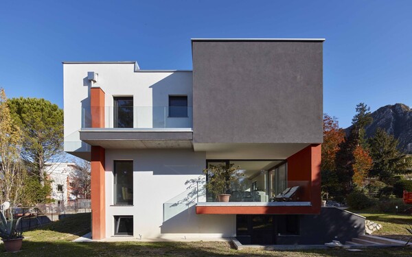 Einfamilienhaus mit versetzten Farbflächen in Rot, Grau und Weiss
