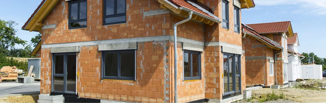 Einfamilienhaus im Rohbau; Ziegelmauerwerk, Fenster eingebaut, Dach gedeckt; ideal f&uuml;r DIY-Renovierungsprojekte.