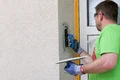 Bricoleur, crépissez et structurez l'embrasure avec l'enduit fouetté de Munich.