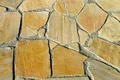 Naturstein-Mosaik-Verlegung als stilvolles Gestaltungselement für Terrassen- oder Gehwegoberflächen.