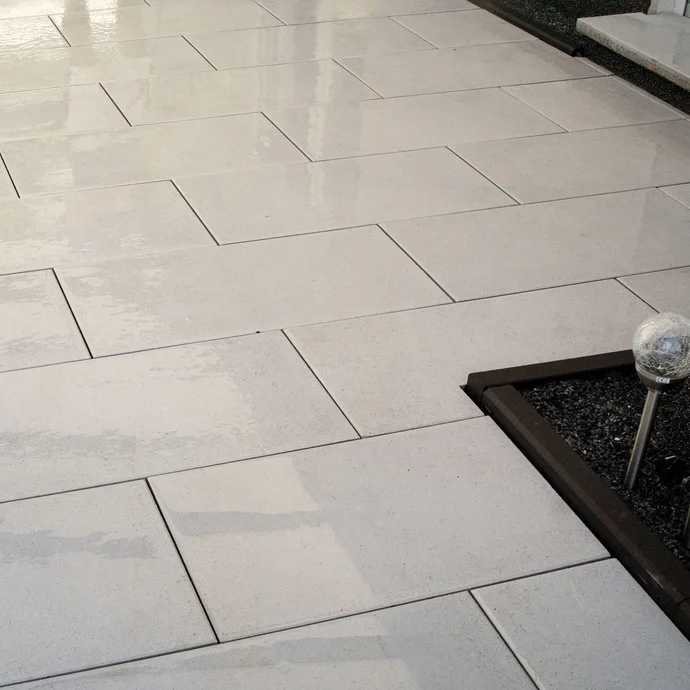 Terrassenplatten vor dem Einbringen des Pflasterfugenmörtel Fix gründlich anfeuchten.