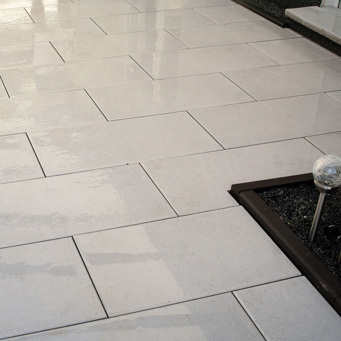 Terrassenplatten vor dem Einbringen des Pflasterfugenmörtel Fix gründlich anfeuchten.