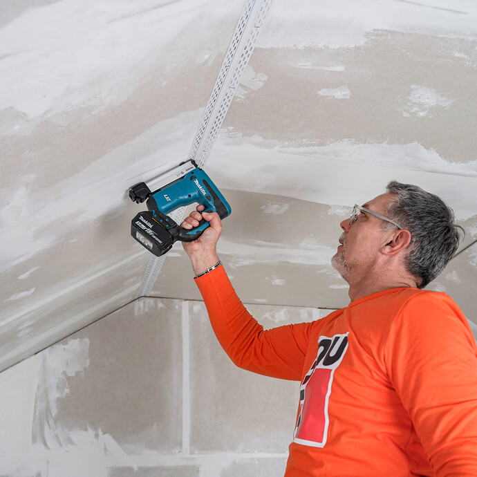 Le profilé est maintenant également agrafé contre la deuxième surface de cloison sèche.