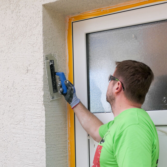 Die Laibungen werden mit dem Reibebrett strukturiert.