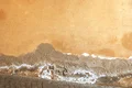 Feuchte Wand mit aufsteigender Nässe; Tipp: Wandabdichtung und Sanierputz verwenden, um Schäden zu beheben.