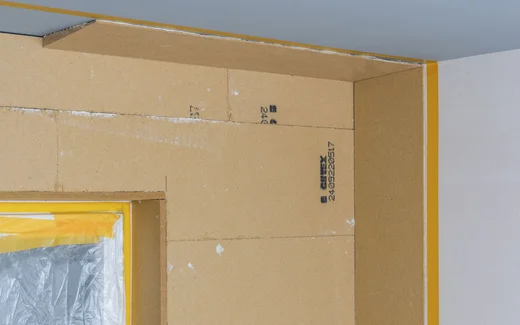 Pose de cloisons sèches avec des plaques Fermacell sur les murs et les plafonds, idéale pour l’aménagement intérieur et les projets de rénovation dans le domaine du bricolage.