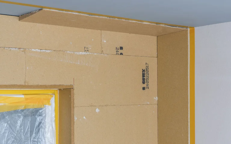 Trockenbauwand in Bauphase mit montierten Gipsplatten, bereit zur weiteren Bearbeitung und Verputzen.