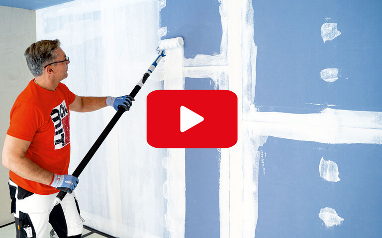 Dans cette vidéo d'application, nous te montrons comment appliquer correctement l'apprêt isolant Baumit et ce à quoi tu dois faire attention.