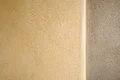 Zweifarbige Wand mit mineralischem Putz, geeignet für DIY-Projekte und Renovierungen mit Baumit-Produkten.