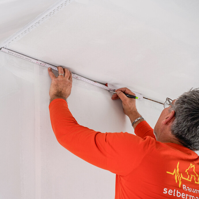 La longueur nécessaire du profilé de raccordement est mesurée.