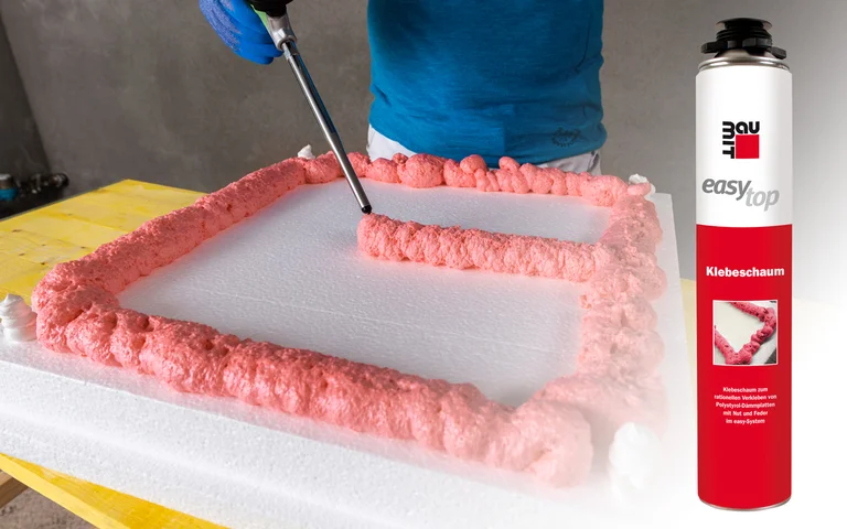La mousse adhésive easytop Baumit est appliquée sur le panneau isolant en EPS.