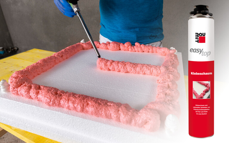 La mousse adhésive easytop Baumit est appliquée sur le panneau isolant en EPS.