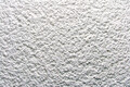 Véritable enduit gratté d'une granulométrie de 3 mm comme enduit structuré pour le crépissage des murs à l'intérieur et à l'extérieur.