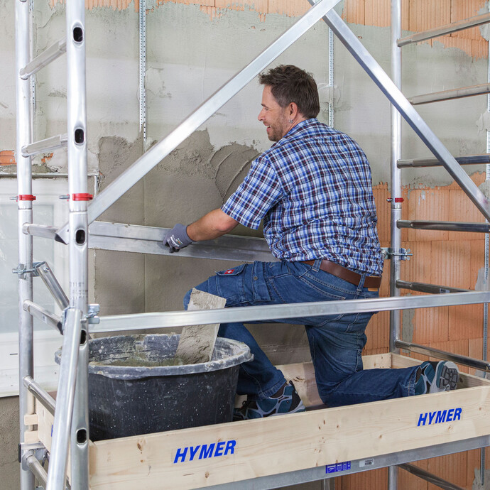 frischen Kalkzementputz beim Verputzen der Wand mit einer Kartätsche eben abziehen