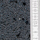 Échantillon de couleur gris foncé Baumit crépi mosaïque M 343 Etna avec effet mica et échelle.